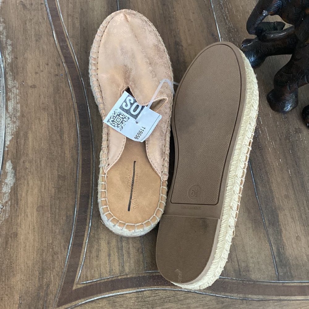 ❤️ Universal Thread Metallic Mules ❤️ - Picture 5 of 7